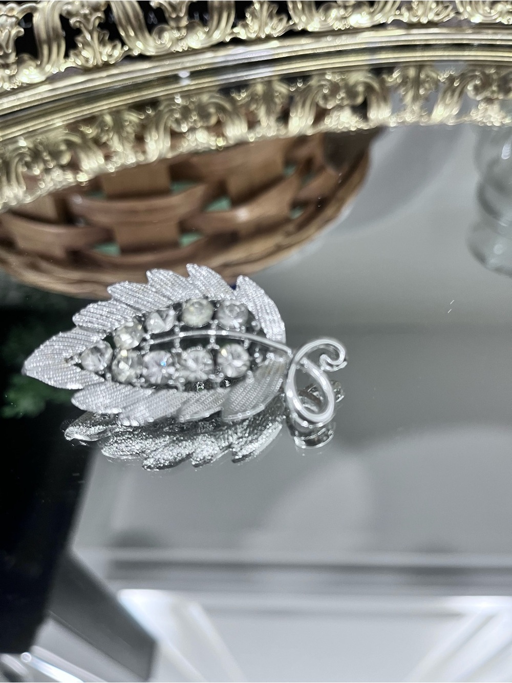 Silver tone Leaf Brooch with Clear& Hint of Yellow Rhinestones Unbranded Fashion